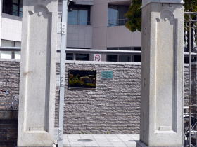 病棟前の医学部附属病院門の写真