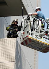 要救助者をはしご車から救出する訓練